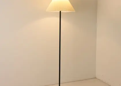 Minimalist 155cm iron floor lamp with white pleated fabric shade, customizable for hotel projects.