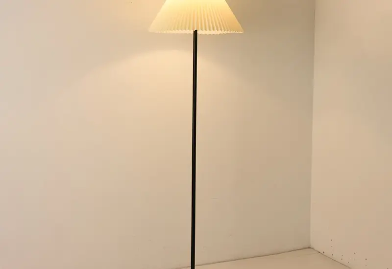 Minimalist 155cm iron floor lamp with white pleated fabric shade, customizable for hotel projects.